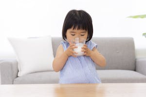 のむヨーグルトを飲む子供