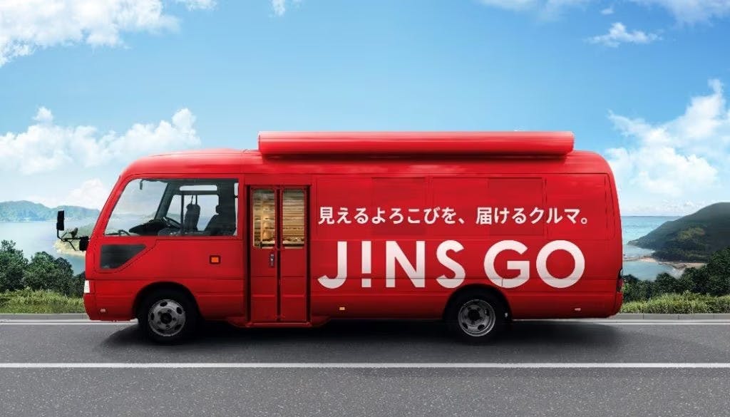 ジンズのマイクロバスを改造した移動販売車両