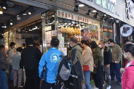 弁当店「超人焼鵝」前の行列