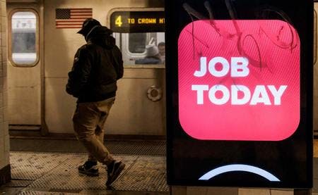 米ニューヨークの地下鉄駅内に掲示された人材紹介会社の看板