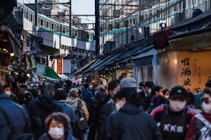 上野のアメ横商店街を歩く人たち