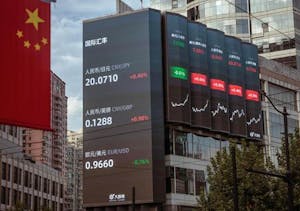 ２０２２年９月２９日、中国・上海の街頭ビジョンに表示された株と為替の最新データ
