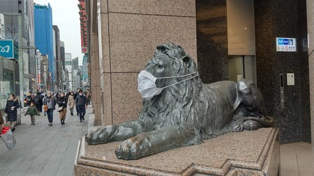 三越銀座店前のマスクをしたライオン像