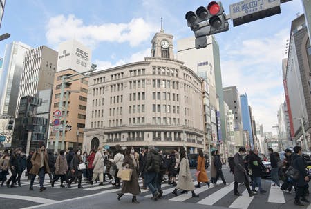 買い物客らでにぎわう銀座４丁目の交差点