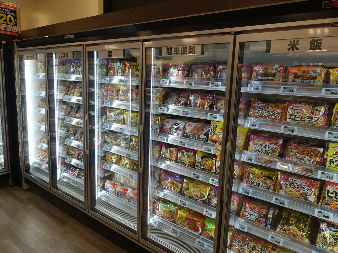 主食商品を多く販売する冷凍食品売場