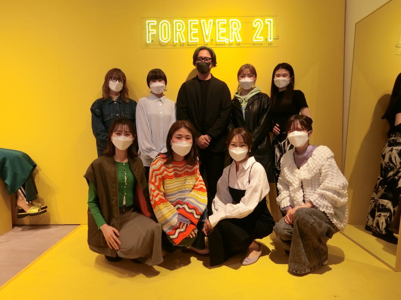後列中央がアダストリアの野田源太郎クリエイティブディレクター。女性たちが着用しているのは全て「フォーエバー21」の日本企画商品