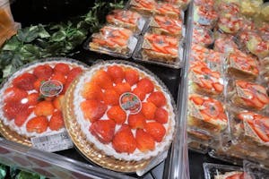 地元栃木県産の苺「とちあいか」を使用したタルト、デニッシュ、ミルフィーユ、プリン