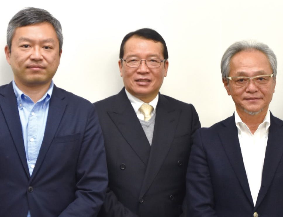 左から西友DX推進本部執行役員本部長の荒木徹氏、大久保恒夫社長、シノプス南谷洋志社長