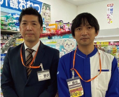 左・ウエルシア薬局エリアマネジャー野沢 晃生氏 右・ウエルシア足立西新井店店長　鶴谷 忍氏