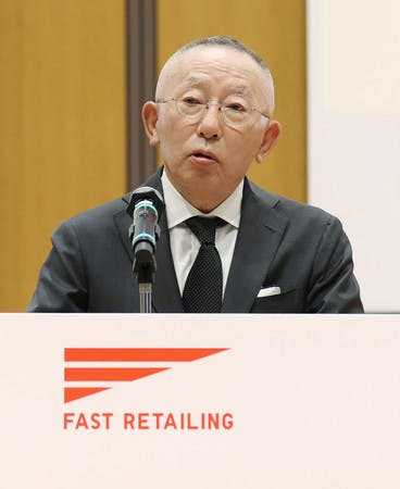 入社式であいさつするファーストリテイリングの柳井正会長兼社長