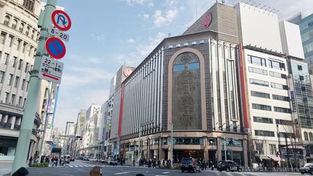 東京・銀座に並ぶ百貨店