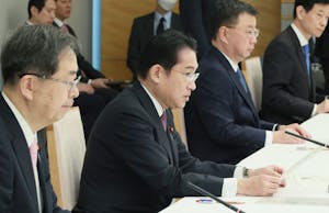 物流対策の関係閣僚会議で発言する岸田文雄首相（左から２人目）