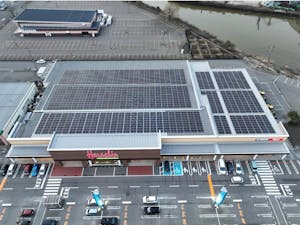 原信河渡店の屋上に設置された太陽光発電設備