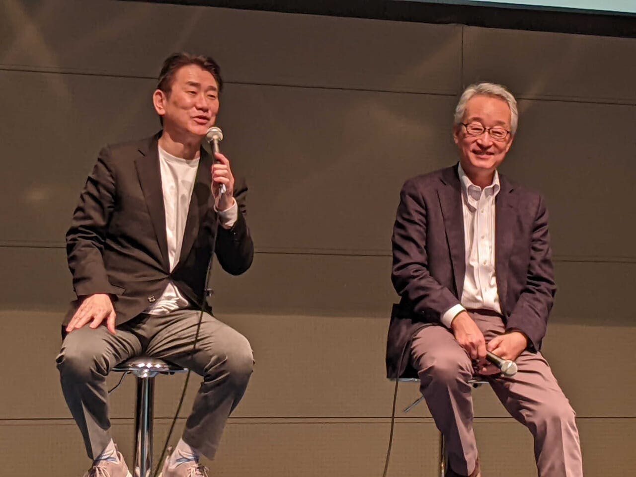 左からセブン＆アイホールディングスの執行役員 グループDX推進本部長、斎藤正記氏、U.S.M.H副社長兼カスミ社長の山本慎一郎氏