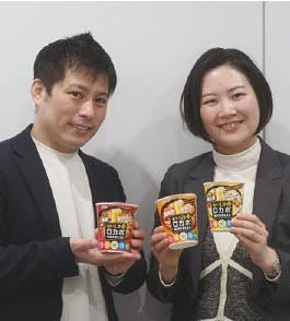 明星食品マーケティング本部マーケティング部第三グループブランドマネージャー石田 晃三氏（左） マーケティング本部マーケティング部第三グループ大和久 真由香氏