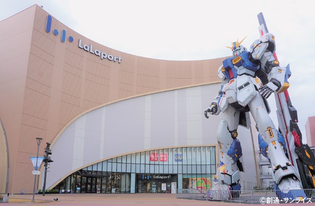 ららぽーと福岡の筑紫通り側出入口にある実物大ガンダム立像