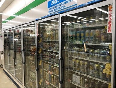 照明が消されたファミリーマートの飲料用冷蔵庫