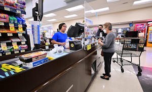 米カリフォルニア州のスーパーのレジで、買い物の会計をする客