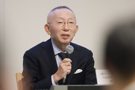 記者会見するファーストリテイリングの柳井正会長兼社長