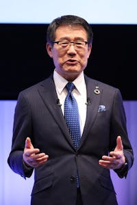 セブン―イレブン・ジャパンの創業50周年記念式典であいさつする永松文彦社長