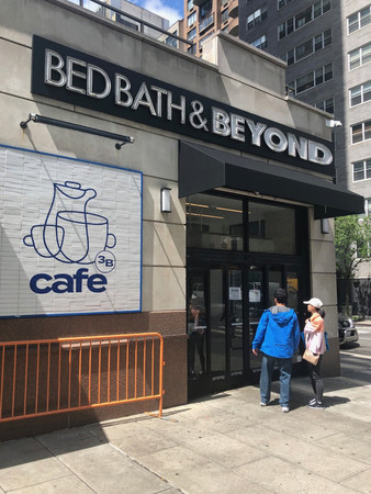 米ベッド・バス・アンド・ビヨンドの店舗入り口で閉店の告知を読む人