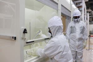 放射性物質の分析・研究施設で行われる処理水の分析作業