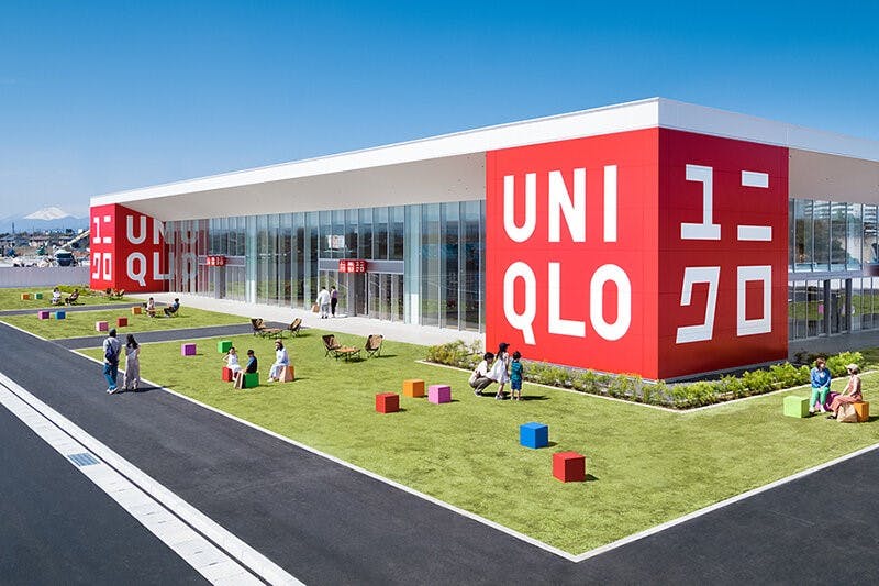 ロードサイド店舗「UNIQLO LOGO STORE」