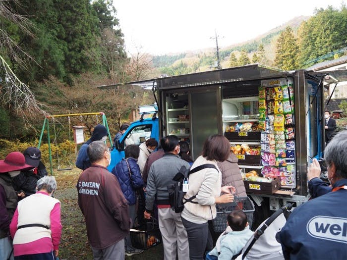 埼玉県長瀞町でのウエルシア薬局「うえたん号」の販売風景