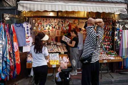 １０日、中国・北京の店先で商品を選ぶ人たち