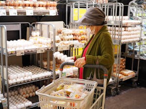 スーパーの卵売り場で買い物する女性
