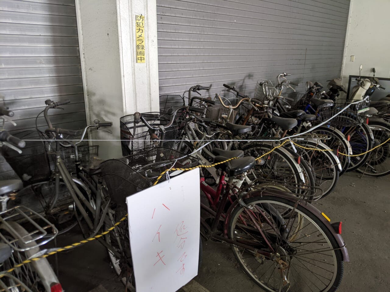 スーパーセンタートライアル福岡空港店では、駐車場に長い間放置された原付バイクや数十台におよぶ自転車が並ぶ