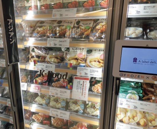 @FROZEN　「K-Foodを食卓へ」の画像付きボードを掲げた韓国食品専用ゴンドラ