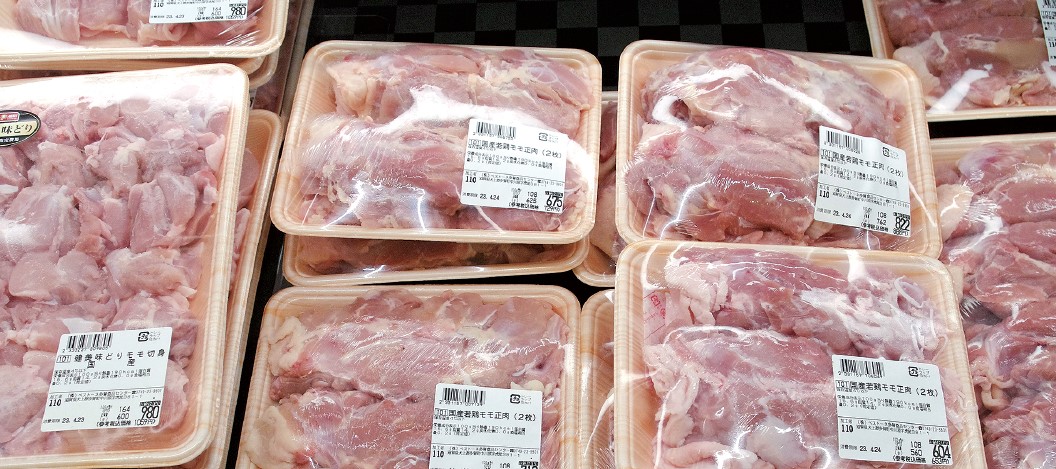 平和堂の精肉売場に並ぶ「鶏モモ正肉」