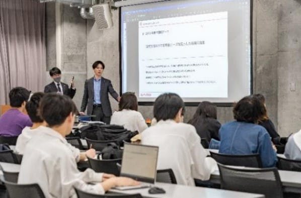 大創産業の京都芸術大学との産学連携プロジェクトのオリエンテーションの様子