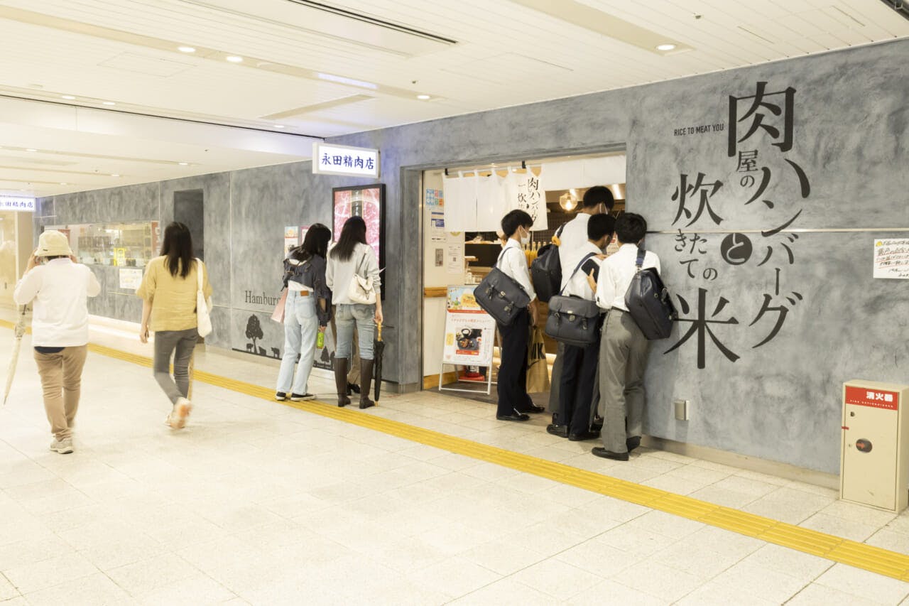 大阪・梅田、JR大阪駅からほど近い場所に2022年4月に開業した『永田精肉店』は20坪22席で月間4000名を集客し月商700万を売る。うち６割がランチ利用だという