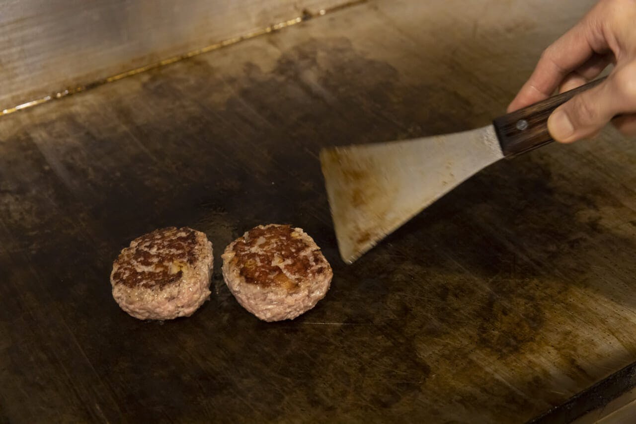 肉屋のハンバーグ（90g×2個）と〆ご飯セット1000円のハンバーグは、『永田精肉店』姉妹店の焼肉店でミンチにする交雑牛や米国産牛が中心。原価30%に抑える