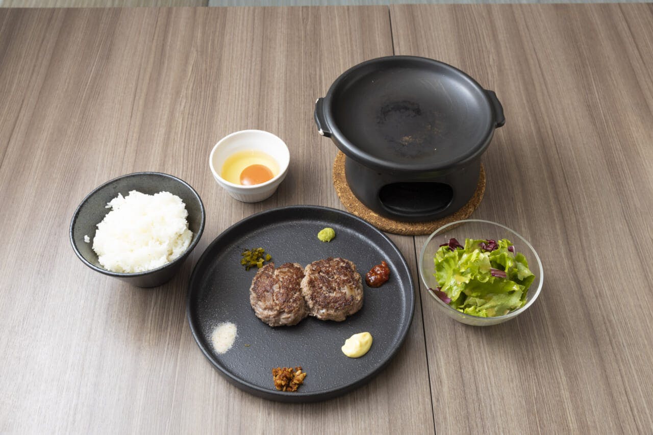 『永田精肉店』の肉屋のハンバーグ（90g×2個）と〆ご飯セット1000円。平日60食、週末100食を売る