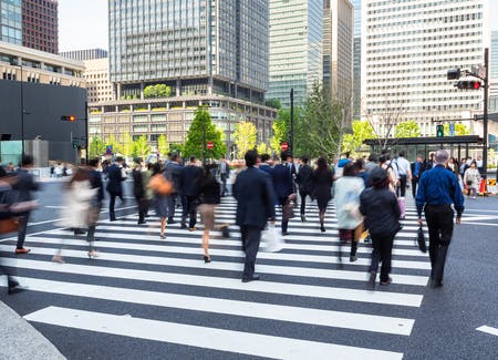 東京駅周辺を歩く人