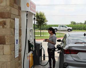 アメリカ　ガソリンスタンドで給油する客