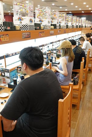 １５日、中国本土１号店としてオープンしたくら寿司の上海店舗で食事をする中国人客
