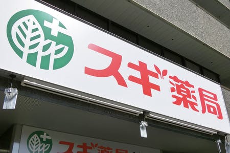 スギホールディングスが展開する「スギ薬局」の看板