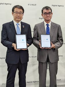 日本フランチャイズチェーン協会とのマイナンバーカードの活用促進に関する協定締結式に臨む河野太郎デジタル相