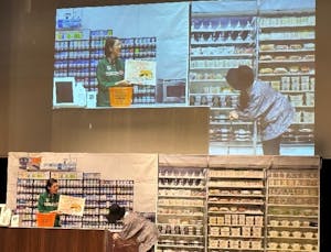 セブンの第1回「接客コンテスト全国大会」でのおすすめ接客実演の様子