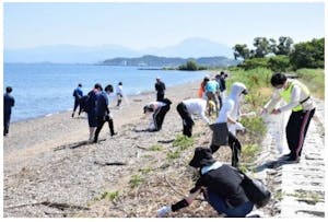 平和堂の社員による昨年の琵琶湖周辺の清掃活動の様子