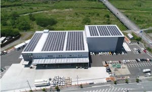 「ヤマダ東日本リユースセンター群馬工場」の屋上に設置された太陽光パネル