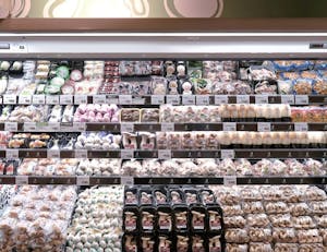 食品スーパーのきのこ売場