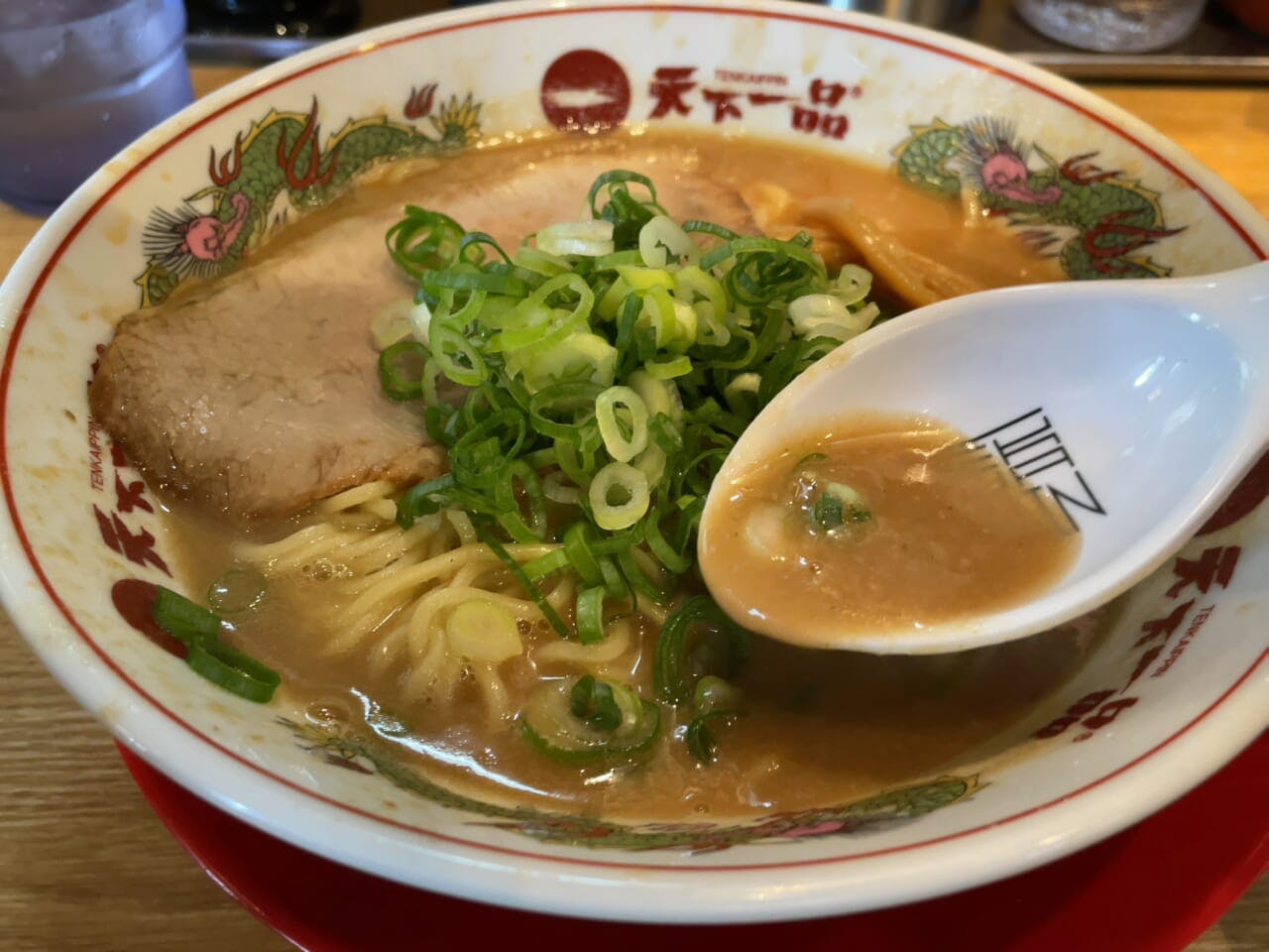 京風ラーメンの聖地！ 天下一品1号店で楽しむ「総本店限定」メニュー _流通・小売業界 ニュースサイト【ダイヤモンド・チェーンストアオンライン】