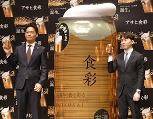 7月11日に発売するビール「アサヒ食彩」を発表するアサヒビールの担当者