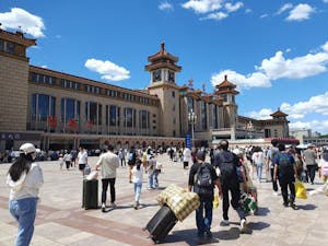 荷物を抱えた若者らが集まる中国の北京駅