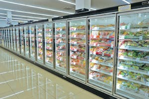 「サツドラ西岡札大前店」の冷凍食品売場